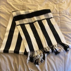 Black and white scarf